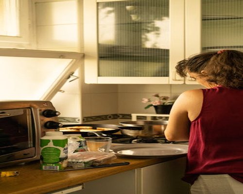 Preparando un desayuno casero